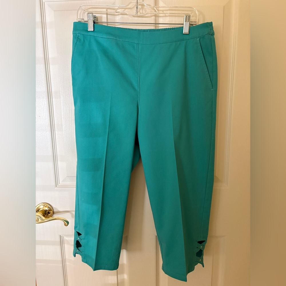 Drapers & Damon Aqua Capris with Embelishments on hem size PM